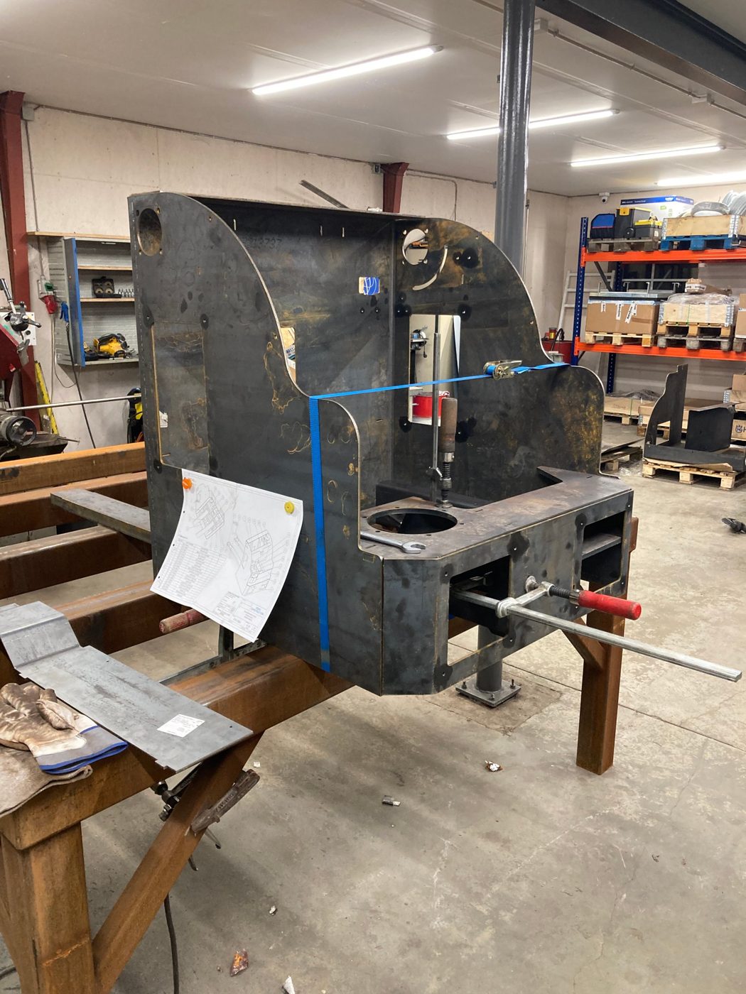 Samlingstegning fra SolidWorks hængt op på maskinstel under svejsning