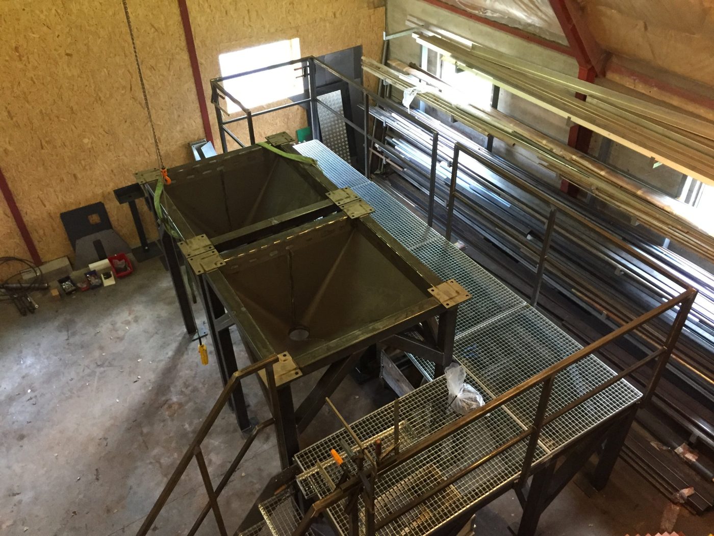 Stålkonstruktion med dobbelt silo, platform og trappe – konstrueret i SolidWorks og bygget af Rieks Construction